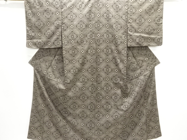  アンティーク　菱に花模様織り出し本場泥大島紬着物(龍郷)